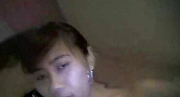 പെൺകുട്ടി കോഴിയിൽ നിന്ന് മൂത്രമൊഴിച്ച് ഒഴിച്ചു, തുടർന്ന് നശിപ്പിച്ചു