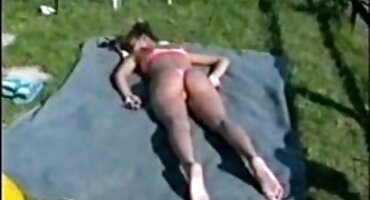 ഉത്സാഹത്തോടെ അമച്വർ അനൽ സെക്സ് കഴുത്തിൽ ലിംഗത്തെ നയിക്കുന്നു