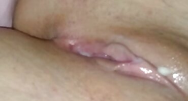 വെളുത്ത മുടിയുള്ള കാമുകി വിരലുകൾ കൊണ്ട് പുസ്സി കൈകാര്യം ചെയ്യുന്നു