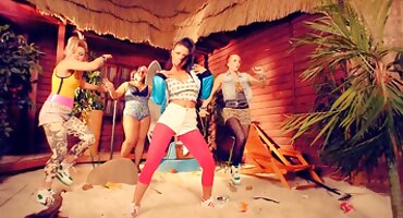 സോഫയിൽ മുത്തച്ഛൻ ഷേവ് ചെയ്ത സമനിരപ്പുണ്ടാക്കിയ പെൺകുട്ടി