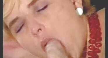 ആ പയ്യൻ തന്റെ പിങ്ക് പാന്റീസ് ഊരി മാറ്റി ഒരു കോഴി കൊണ്ട് മൂത്രമൊഴിച്ചു