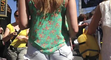 സ്കിൻ ക്വീർ ഹോമോ ഒരു വ്യക്തിയുടെ കടങ്ങൾ പുറത്തു പ്രവർത്തിക്കുന്നു