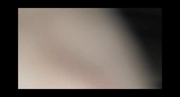 കുട്ടി ചോക്ലേറ്റ് പെണ്കുട്ടിയില് മുട്ടയിടുന്ന കഷണം നട്ടു