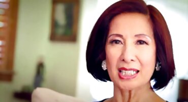 എബണി എല്ലായ്പ്പോഴും കഴുത ഹാർഡ് വെളുത്ത കോഴി ശ്രമിക്കുന്നു