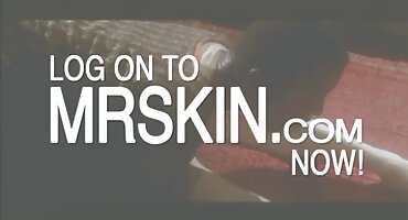 റെഡ്ഹെഡ് സ്ലട്ട് ഒരു വലിയ കോഴി ആസ്വദിക്കുന്നു