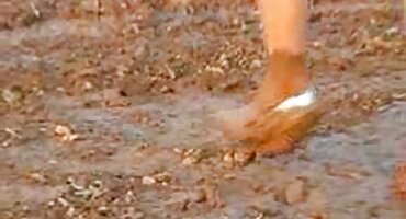 ലിവിംഗ് റൂമിൽ പമ്പ് ചെയ്ത ഇരുണ്ട-ഹ്യൂഡ് വിരലുകൾ ഷേവ് ചെയ്യാത്ത കൂച്ചി