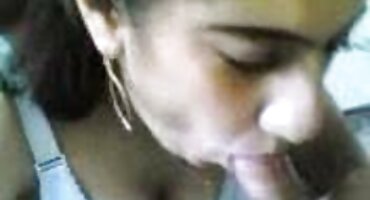 പെൺകുട്ടി യൂണിഫോം ആനന്ദം മുലകുടിക്കുന്ന കോഴി