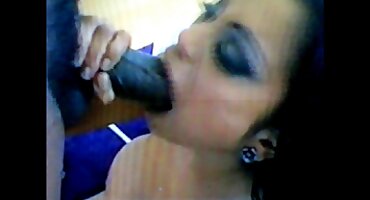 പൂർണ്ണമായി നഗ്നരായി കോഴി മുലകുടിക്കുന്ന കോഴി