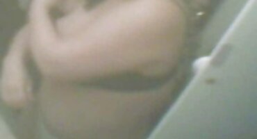 സുന്ദരിയായ പെൺകുട്ടി പ്രൊഫഷണലായി അവളുടെ വായിൽ അത് എടുക്കുന്നു