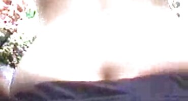 ഗംഭീരമായ പെൺകുട്ടി കഴുത ഒരു കോഴി എടുത്തു