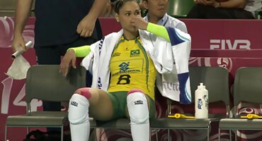 അവളുടെ സ്നേഹപൂർവ്വമായ വായ്, ചുവന്ന മുടി കോഴിയെ കുടുക്കുന്നു