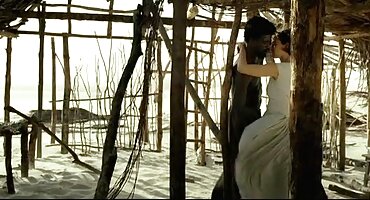 പനമരങ്ങളുള്ള മുറ്റത്ത്, ഒരു പെണ്കുട്ടി പുരുഷന്റെ കോഴിയെ കടിക്കുന്നു