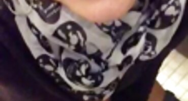 പെൺകുട്ടി തറയിൽ കിടന്നു തന്റെ കൈകൾ കൊണ്ട് യോനി കേക്ക് തൊടുന്നു