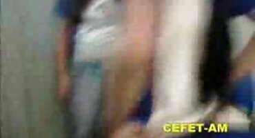 അടുപ്പമുള്ള മുടി പെൺകുട്ടി കാമുകന്റെ മുന്നിൽ കാലുകൾ വിരിച്ചു