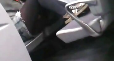 നിഷ്കളങ്കമായ മുലക്കണ്ണുകൾ കോഴി സന്തോഷിക്കുകയും അത് പൂർണ്ണമായും ആസ്വദിക്കുകയും ചെയ്യുന്നു