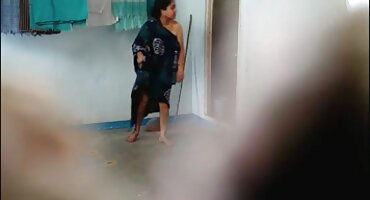 ഒരു റിസോർട്ട് ബന്ധത്തിനായി കടലിൽ ഒരു പെൺകുട്ടി ചിത്രീകരിച്ചു