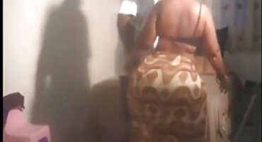 അവൾ വിരലുകളാൽ അവളുടെ പുസിയെ സ്വാധീനിക്കുന്നു, രതിമൂർച്ഛയില്ലാതെ അവശേഷിക്കുന്നില്ല.