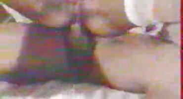 മെലിഞ്ഞ ഫിഫ ആവേശത്തോടെ അവളുടെ പുസിയിൽ ഒരു വൈബ്രേറ്ററുമായി കുടുങ്ങി