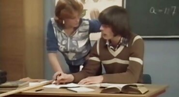 ലിവിംഗ് റൂമിൽ ആകർഷകമായ ഷ്ലെൻഡ്ര നായിക