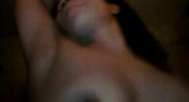 ബ്രൗൺ-ഹെയർഡ്രെഡ് ടി-മോഡൽ നല്ല വലിപ്പമുള്ള ജാക്കിംഗ് ഉപയോഗിച്ച് പമ്മി