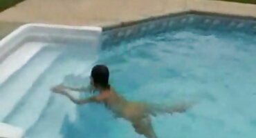 കട്ടിലിൽ മേൽവസ്ത്രം ബുസ്റ്റി ബ്ലൊംദെ