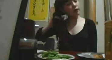 ആ പയ്യൻ അവളുടെ പൂറ്റിൽ ഒരു കോഴി കയറ്റി ഊമ്പാൻ തുടങ്ങി