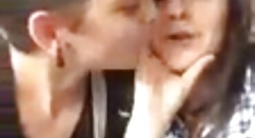 ലൈംഗിക ചിന്താഗതിക്കാരനായ ആൾ തന്റെ കഴുത്തിൽ ഒരു കോഴിയെ കുലുക്കി