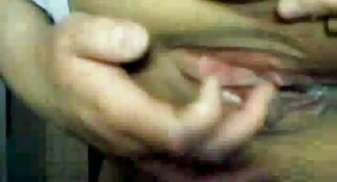 കാലുകള്ക്കിടയില് കോഴി കുടുങ്ങി റെഡ്ഹെഡ് ചുവിഹു