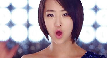 വികാരാധീനനായ പുസ്സി മസാജ് കിടക്കയിൽ വിജയകരമാണ്